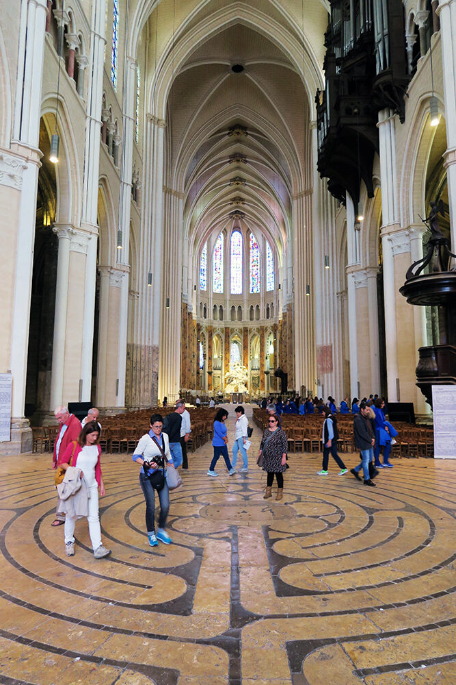 Labyrinth at Chartres Cathedral เขาวงกต มหาวิหารชาตร์