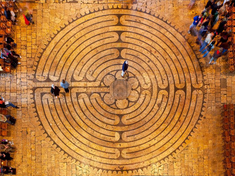 Labyrinth at Chartres Cathedral เขาวงกต มหาวิหารชาตร์